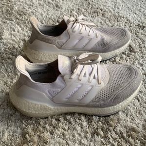White Adidas Ultraboost 👟 Youth: 7 W: 8.5
